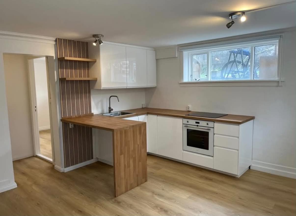Finished modern kitchen with parquet floor
